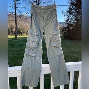 Pull&Bear olive green women’s cargo pants size 6